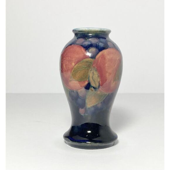 1920s Moorcroft “Pomegranate” Mini Ceramic Bud Vase, 4” Signed - Picture 2 of 10